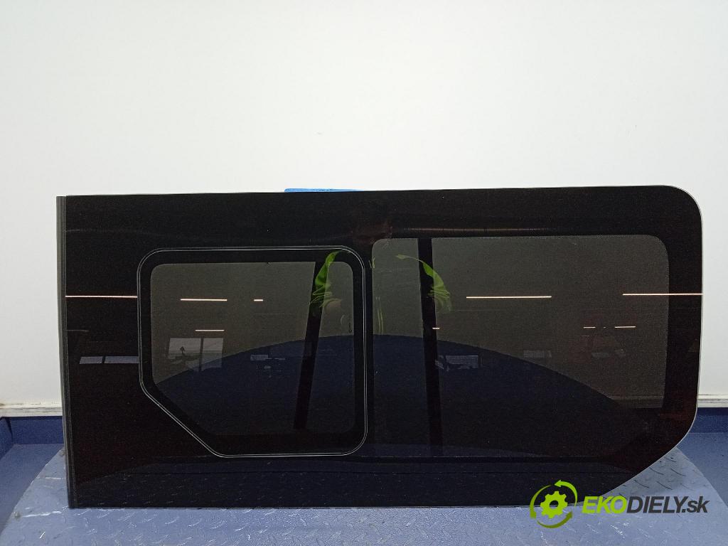 Opel Vivaro 2015 sklo dvere zad Prava:
