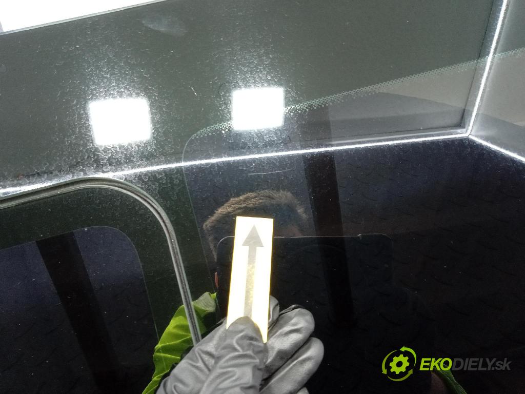 Opel Vivaro 2015 sklo dvere zad Prava: