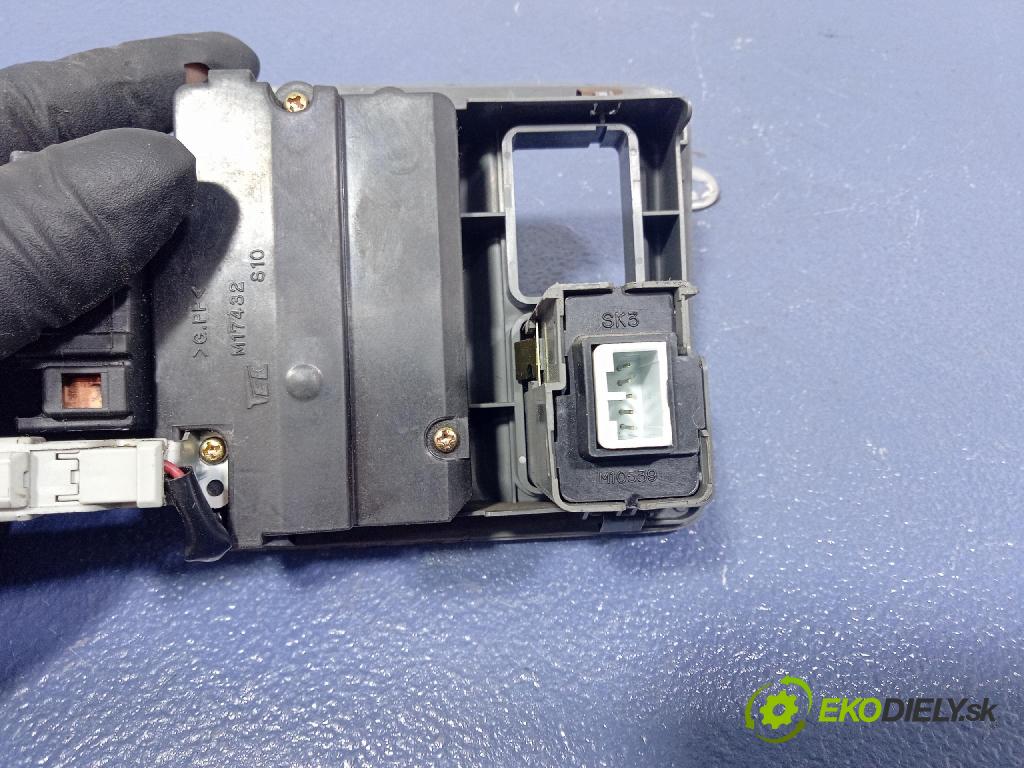 Honda Cr-v 2000 prepínač Okná: M17432