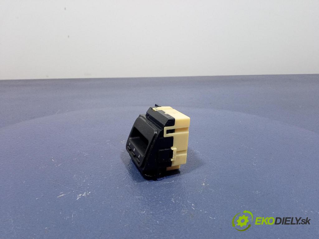 Honda Cr-v 2000 Sledujte: 8AD318-A08