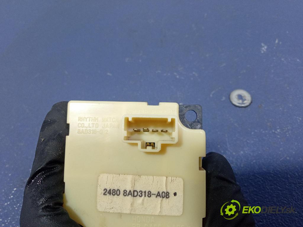 Honda Cr-v 2000 Sledujte: 8AD318-A08