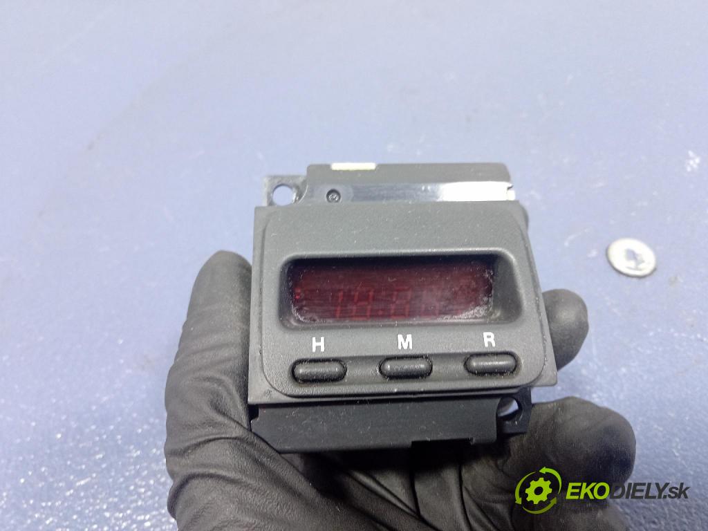 Honda Cr-v 2000 Sledujte: 8AD318-A08