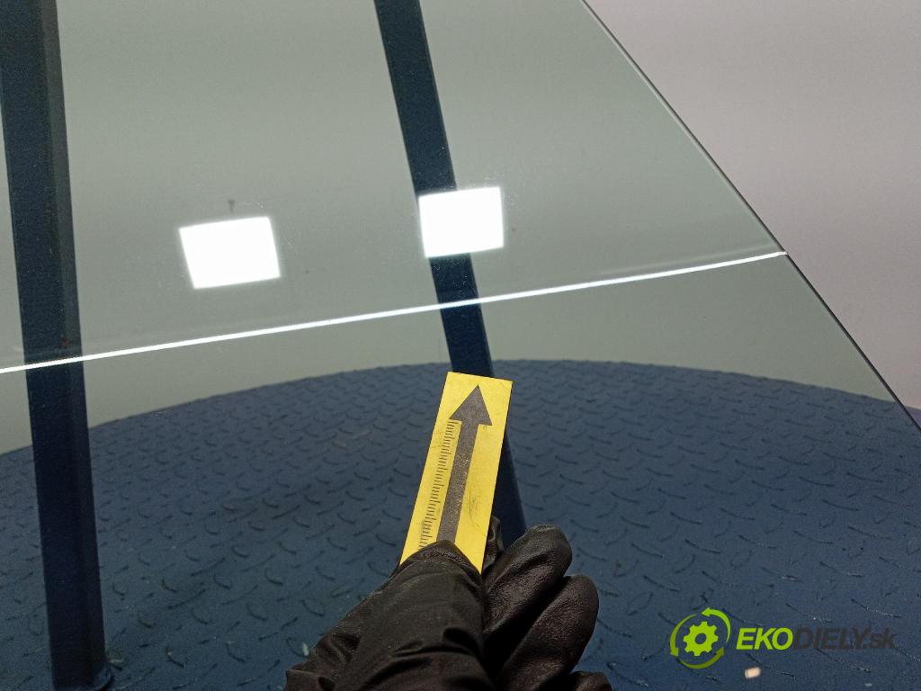 Opel Vivaro 2015 sklo dvere Predné Prava: