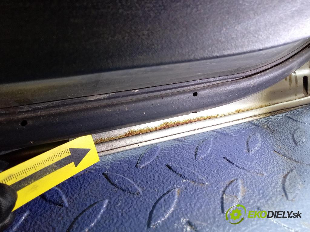 Opel Vivaro 2015 sklo dvere Predné Prava: