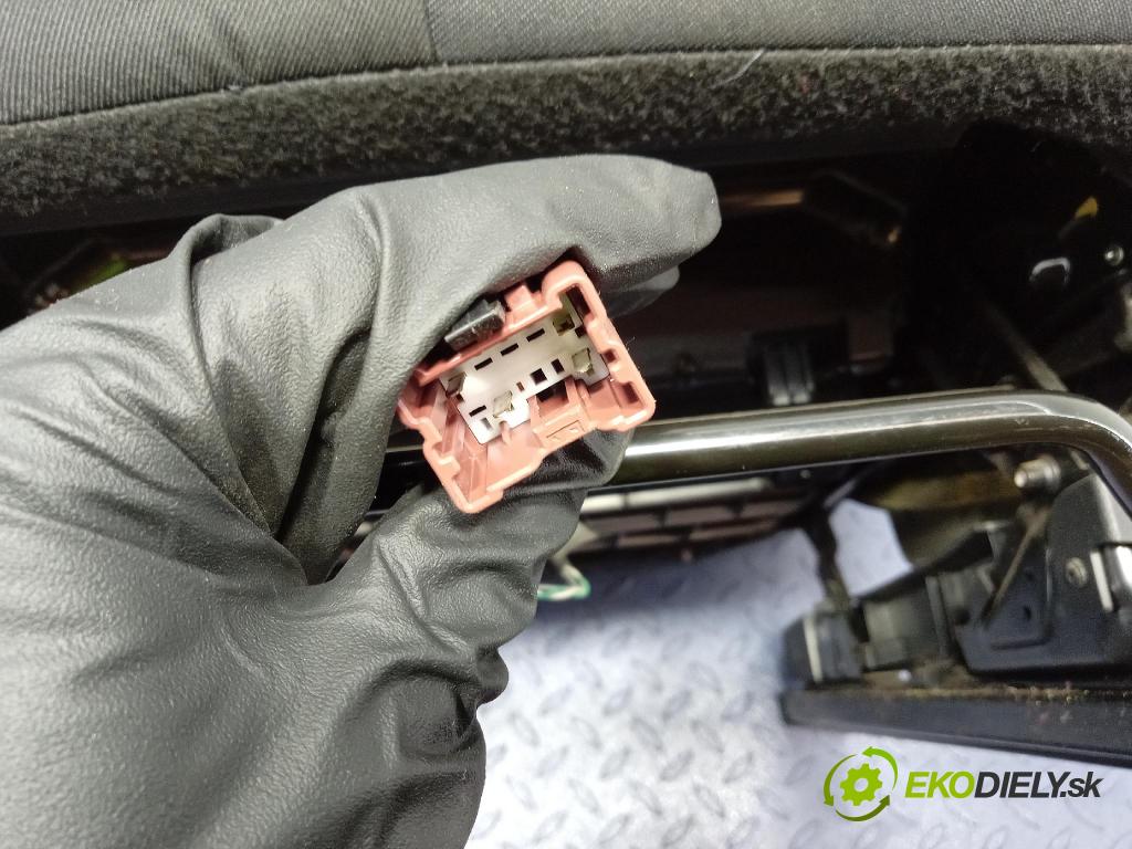 Opel Vivaro 2015 Sedačka Ovládače: