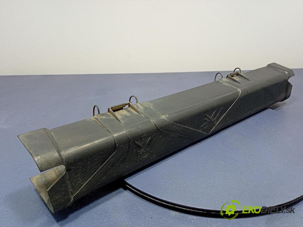 Opel Vivaro 2015 kryt Plast: podvozek: 555821095R