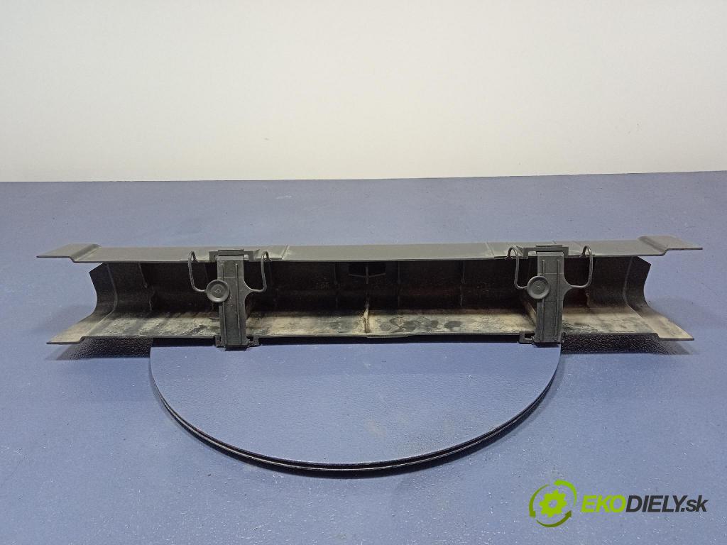 Opel Vivaro 2015 kryt Plast: podvozek: 555821095R