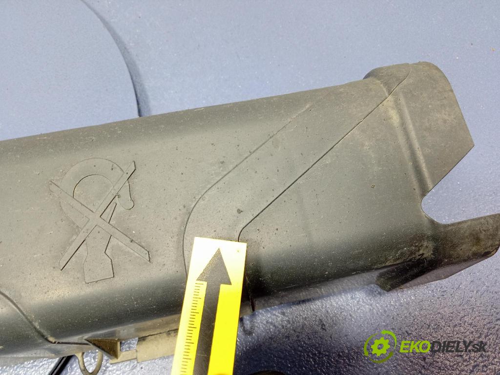 Opel Vivaro 2015 kryt Plast: podvozek: 555821095R