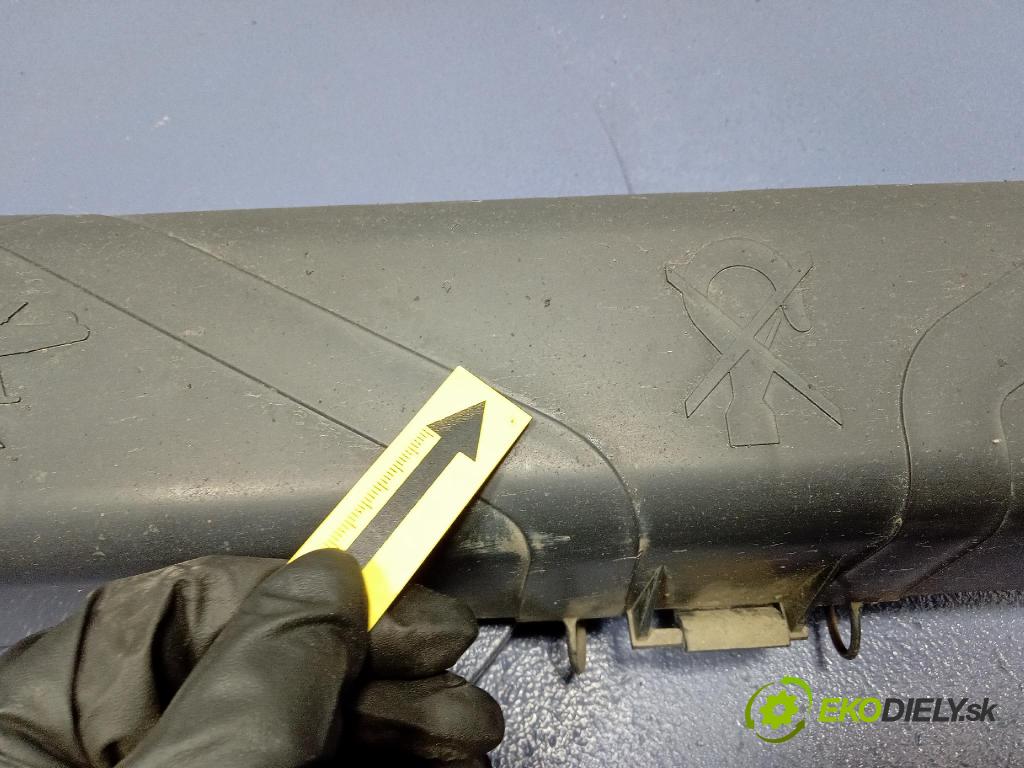 Opel Vivaro 2015 kryt Plast: podvozek: 555821095R