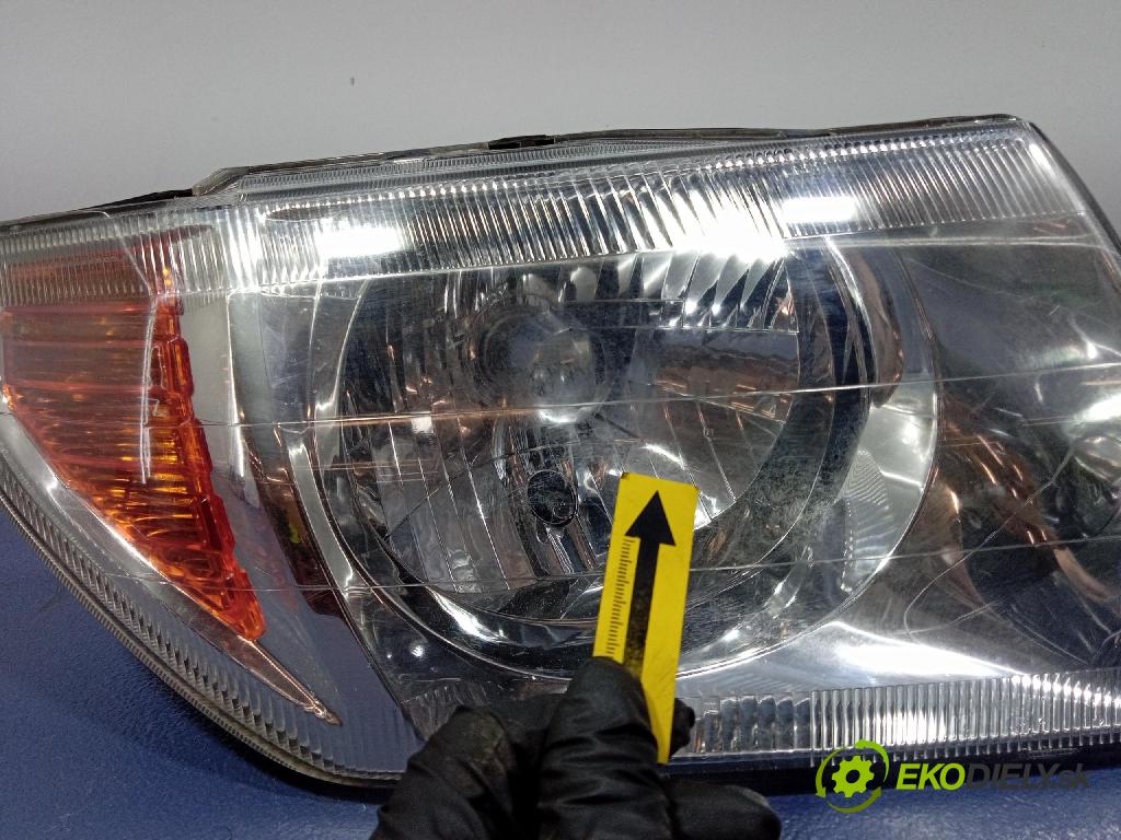 Mitsubishi Pajero 2003 světlo v pravo: