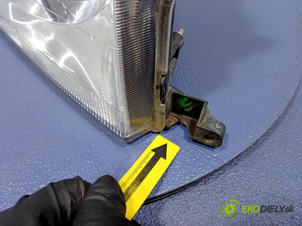 Mitsubishi Pajero 2003 světlo v pravo: