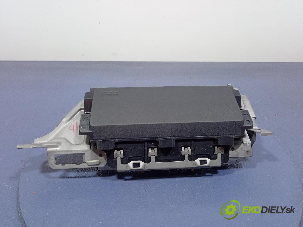 Mitsubishi Lancer 2008 Airbag: Koleno: x