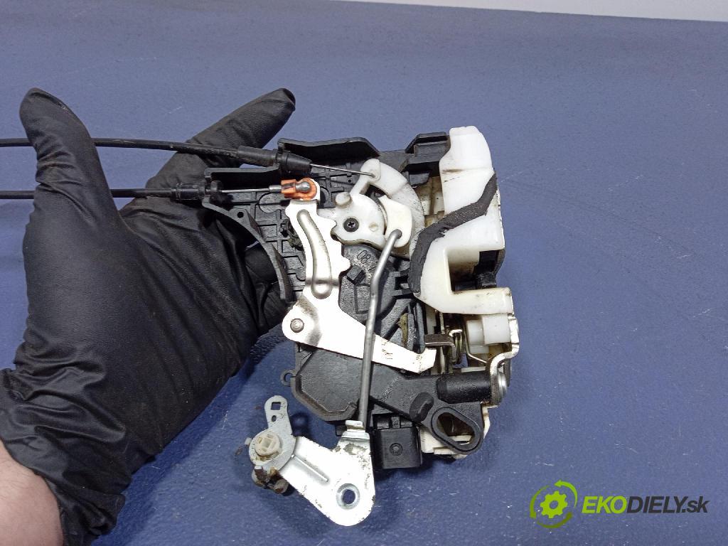 Mitsubishi Lancer 2008 zámok dvere Predné v pravo: