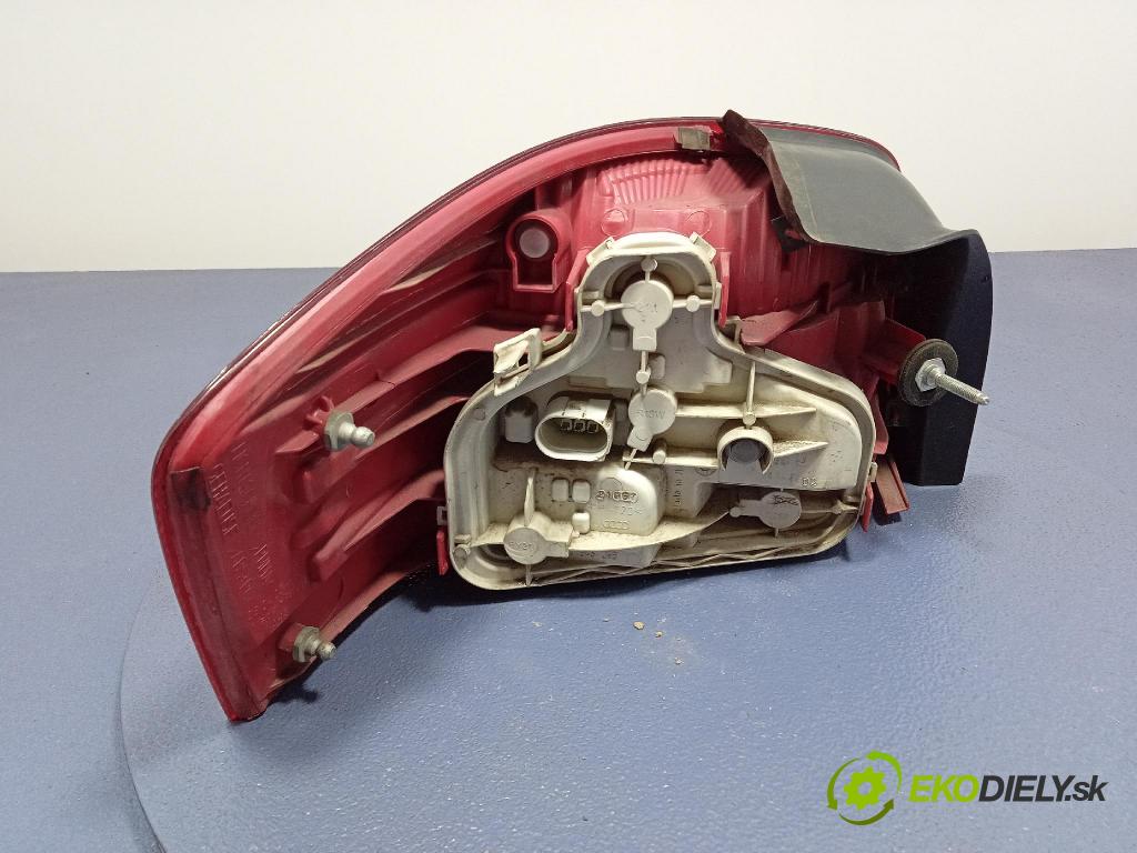 Audi A3 2007 svetlo / reflektor zad Prava: Vonkajsia: 8P0945096