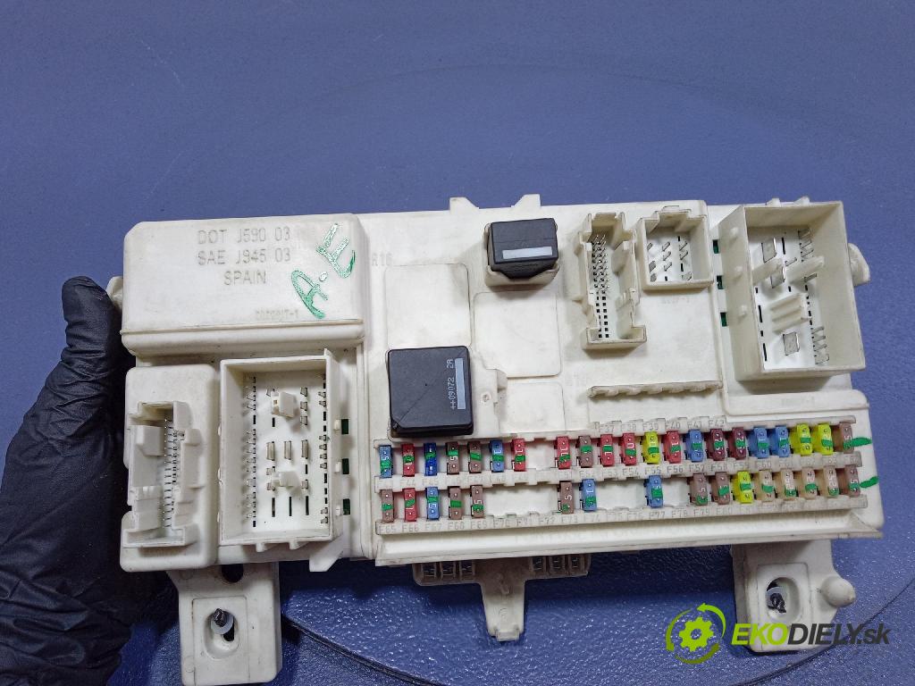 Volvo V50 2009 skříňka Pojistky 31254749