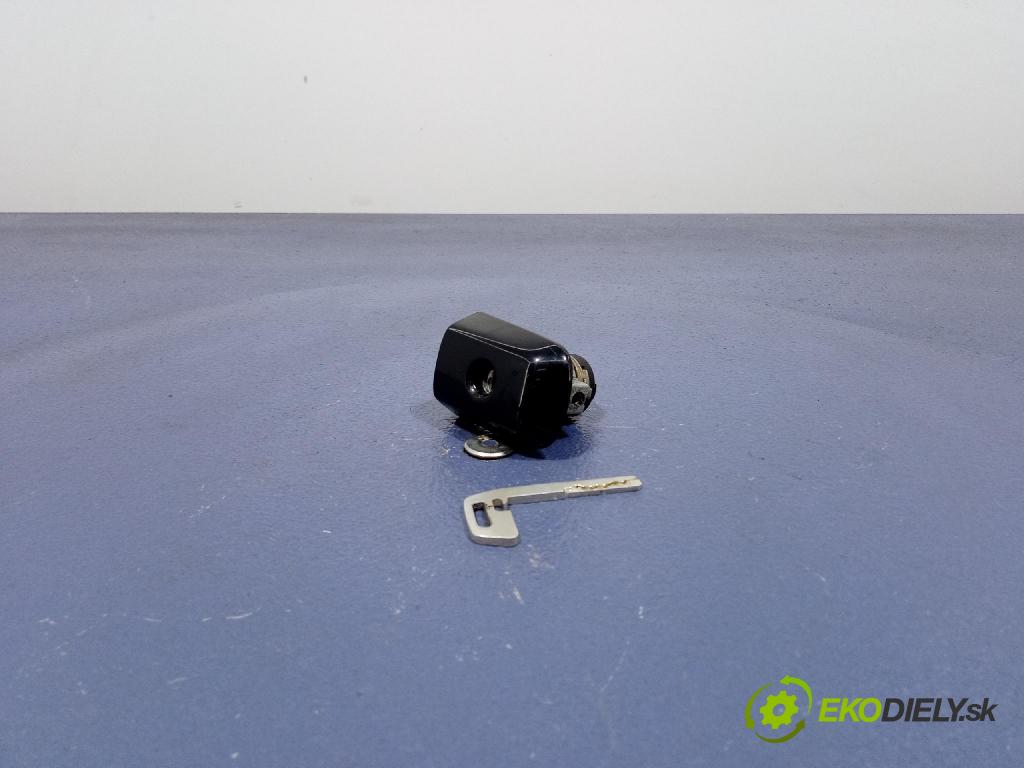 Volvo V50 2009 zámek dveře před Levý: 