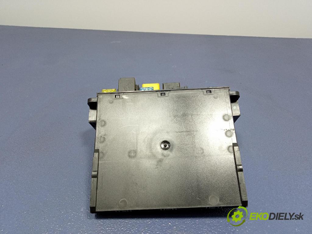 Mercedes C-klasa 2005 skříňka Pojistky 2035453001