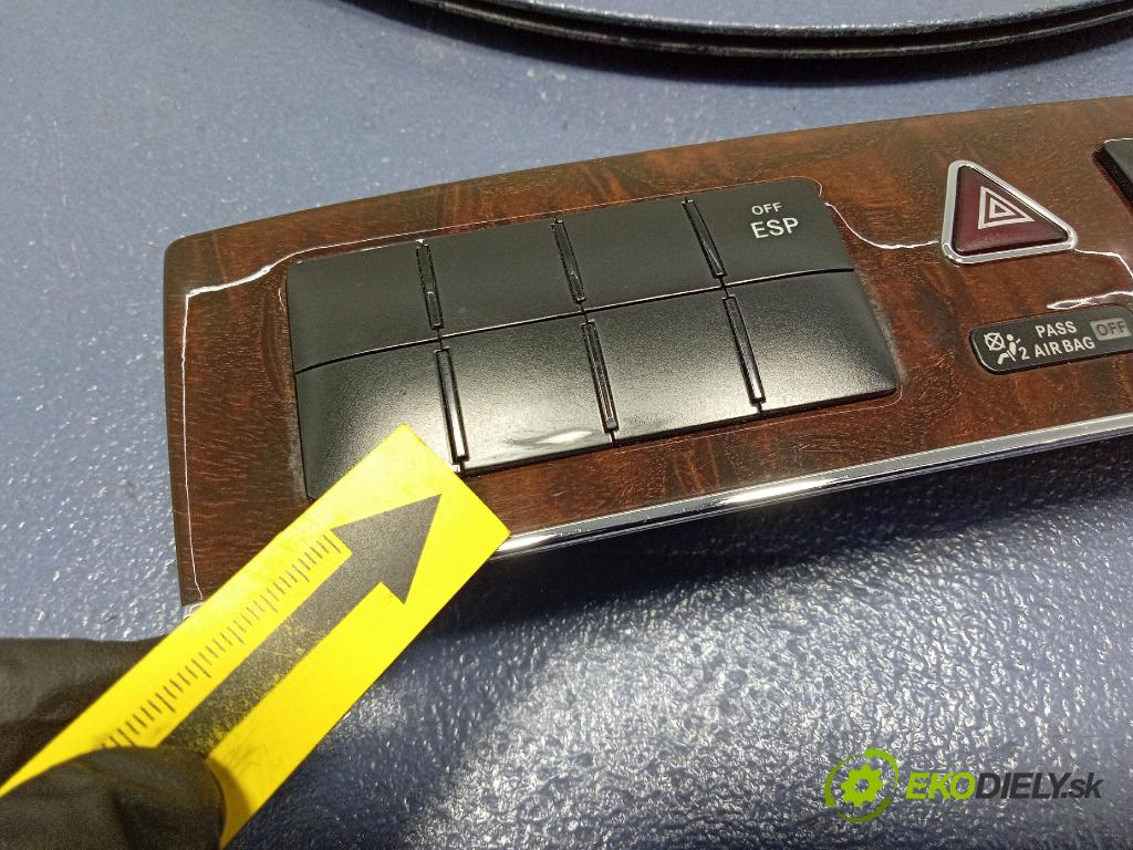 Mercedes C-klasa 2005 Přepínač Světel: Nouzový 2038702510