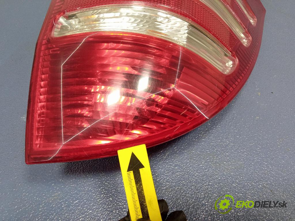 Mercedes C-klasa 2005 světlo Zad: levá Mimo: 