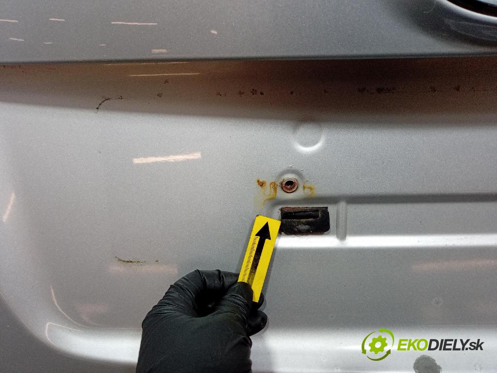 Kia Carens 2007 zadna dveře kufra: kufra: