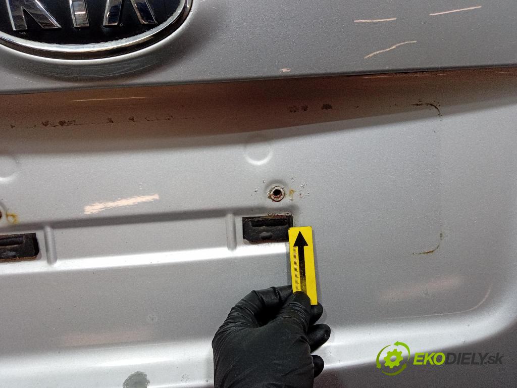 Kia Carens 2007 zadna dveře kufra: kufra: