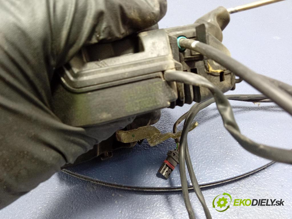 Mercedes C-klasa 2005 zámek dveře před Levý: 2037200135