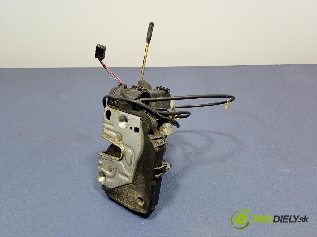 Mercedes C-klasa 2005 zámek dveře před v pravo: 2037200435