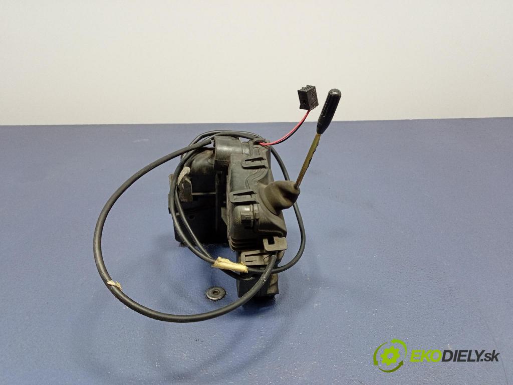 Mercedes C-klasa 2005 zámek dveře před v pravo: 2037200435