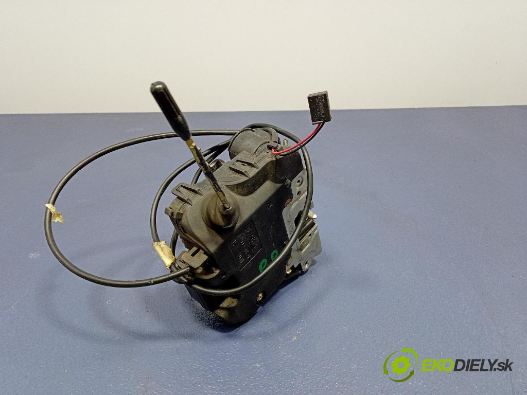 Mercedes C-klasa 2005 zámek dveře před v pravo: 2037200435