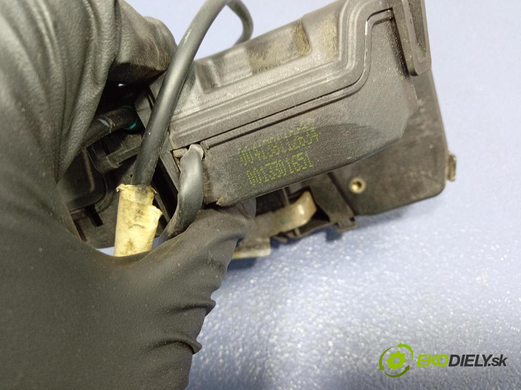 Mercedes C-klasa 2005 zámek dveře před v pravo: 2037200435