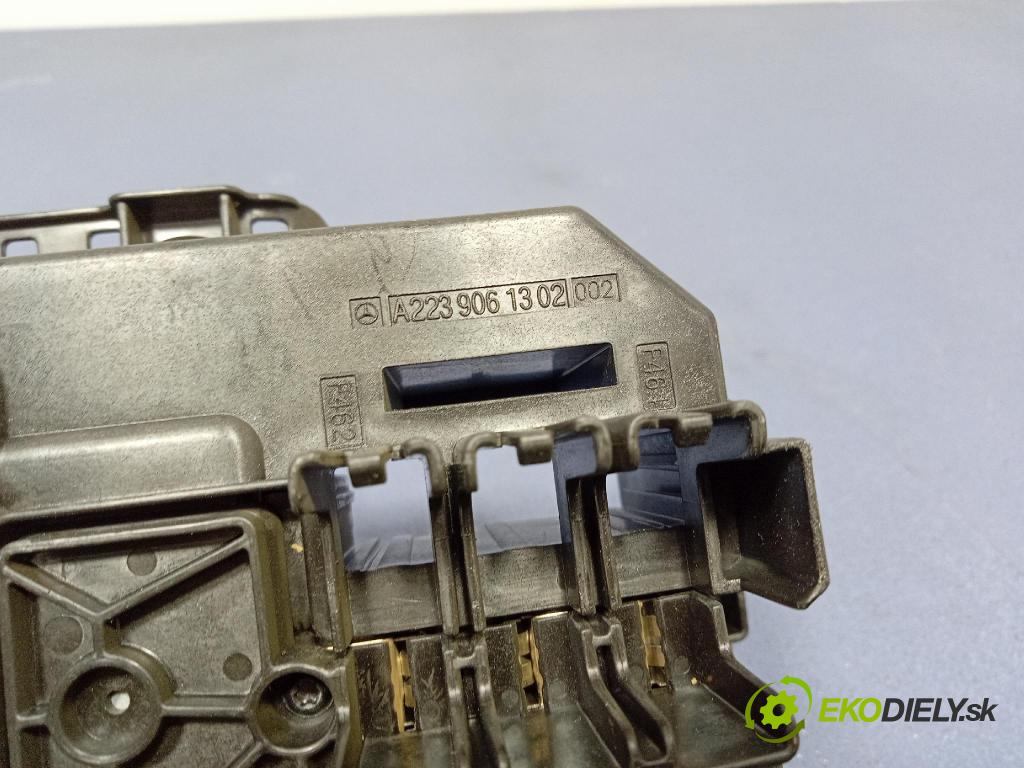 Mercedes S-Klasa 2022 skříňka Pojistky A2239061602