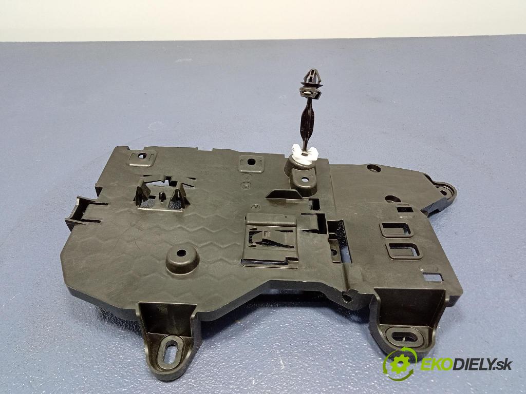 Mercedes S-Klasa 2022 kryt Plast: Interiéry: A2235452101