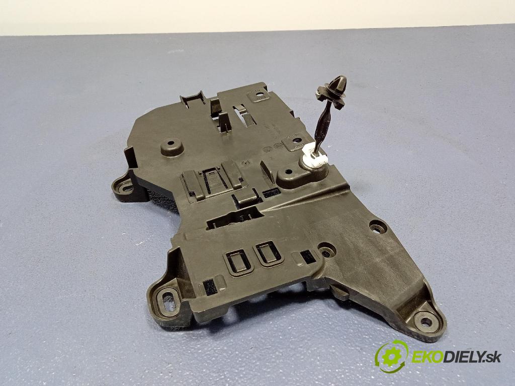 Mercedes S-Klasa 2022 kryt Plast: Interiéry: A2235452101