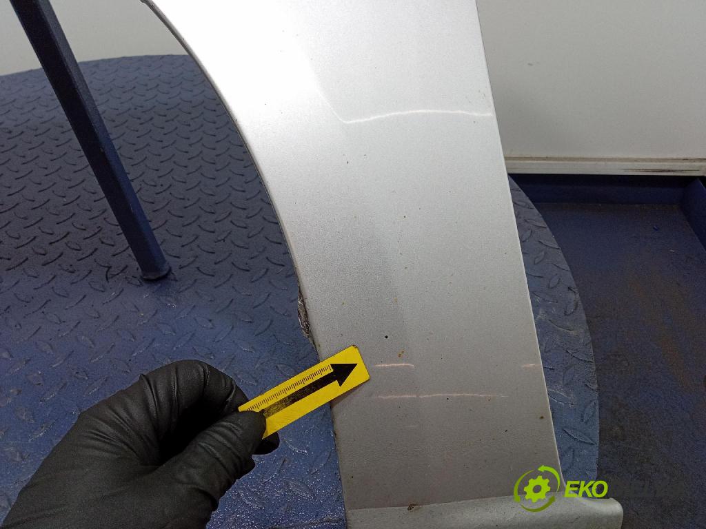 Kia Carens 2007 blatník Predné Vľavo: