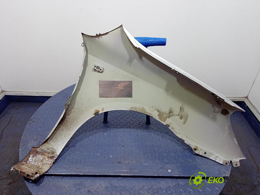 Kia Carens 2007 blatník Predné Vľavo: