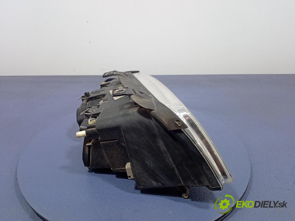 Audi A4 2000 Reflektor: Vľavo: 8D0941003AN