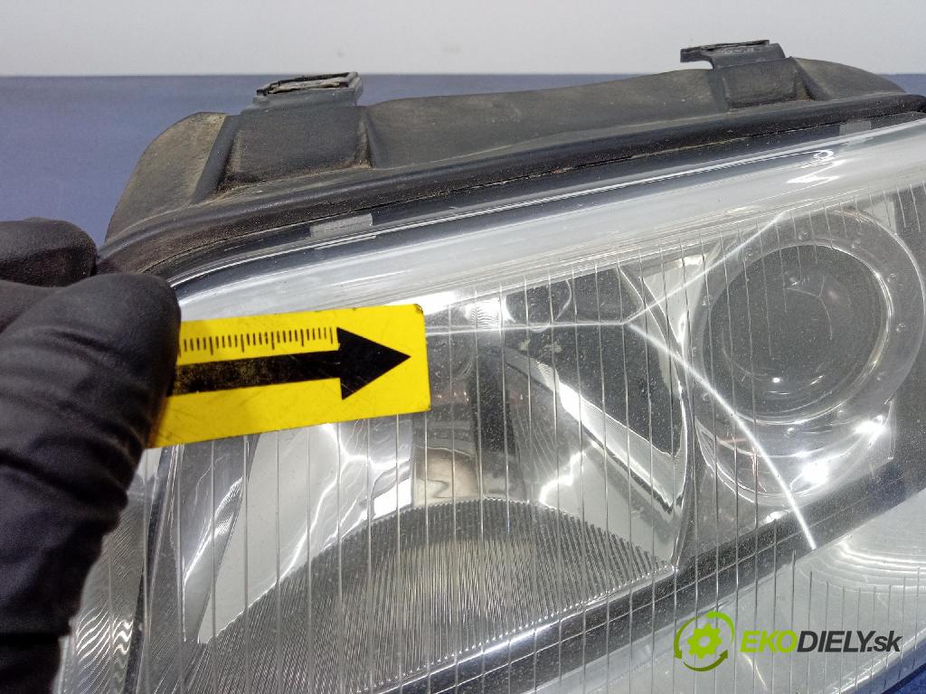 Audi A4 2000 Reflektor: Vľavo: 8D0941003AN