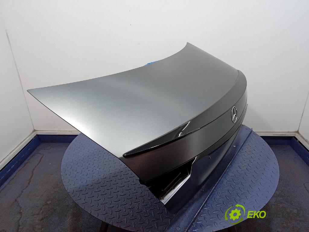 Mercedes S-Klasa 2022 zadna dveře kufra: kufra: