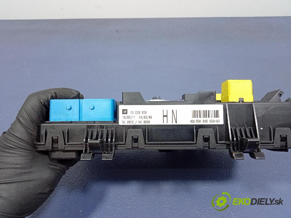 Opel Zafira 2011 riadiaca jednotka Motor: 55571557