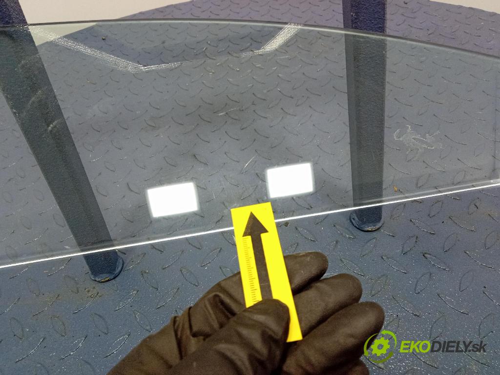 Bmw Seria 1 2014 sklo dvere Predné Prava: