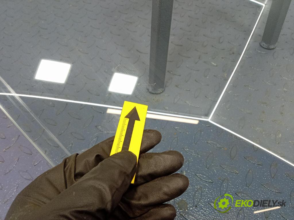 Bmw Seria 1 2014 sklo dvere Predné Prava: