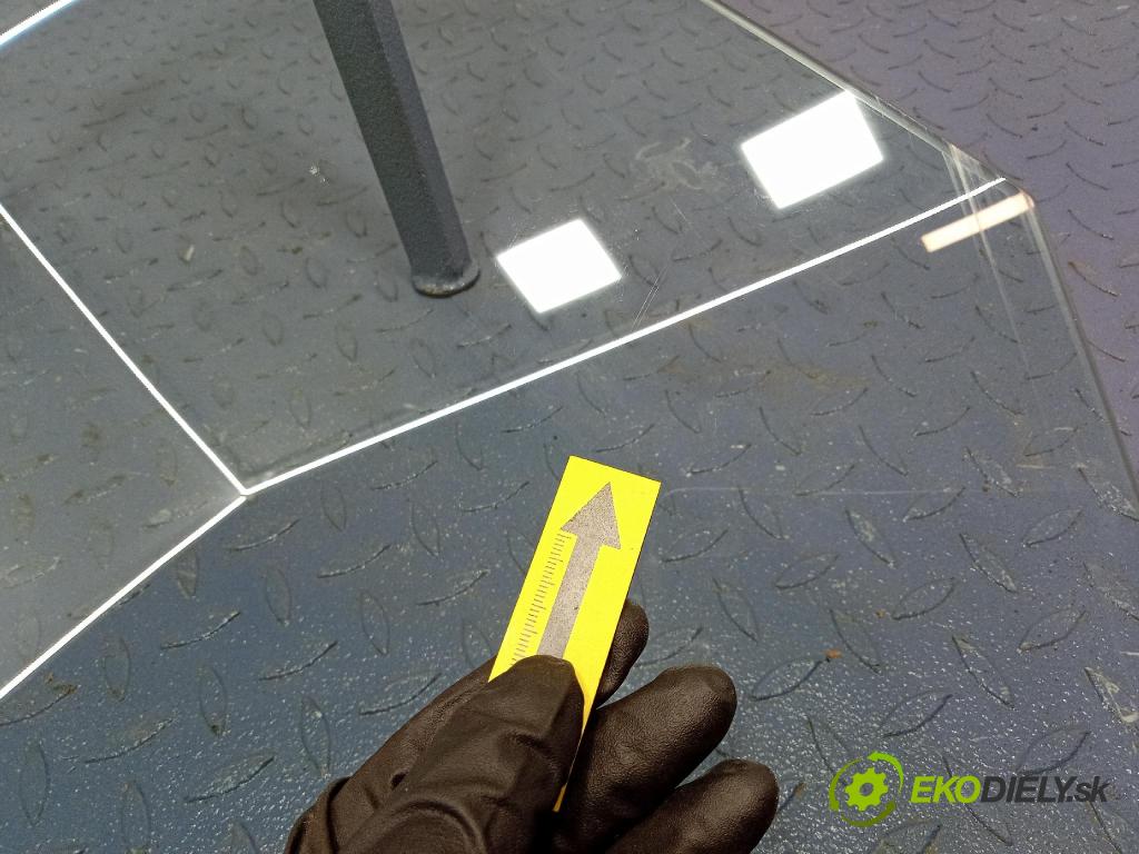 Bmw Seria 1 2014 sklo dvere Predné Prava: