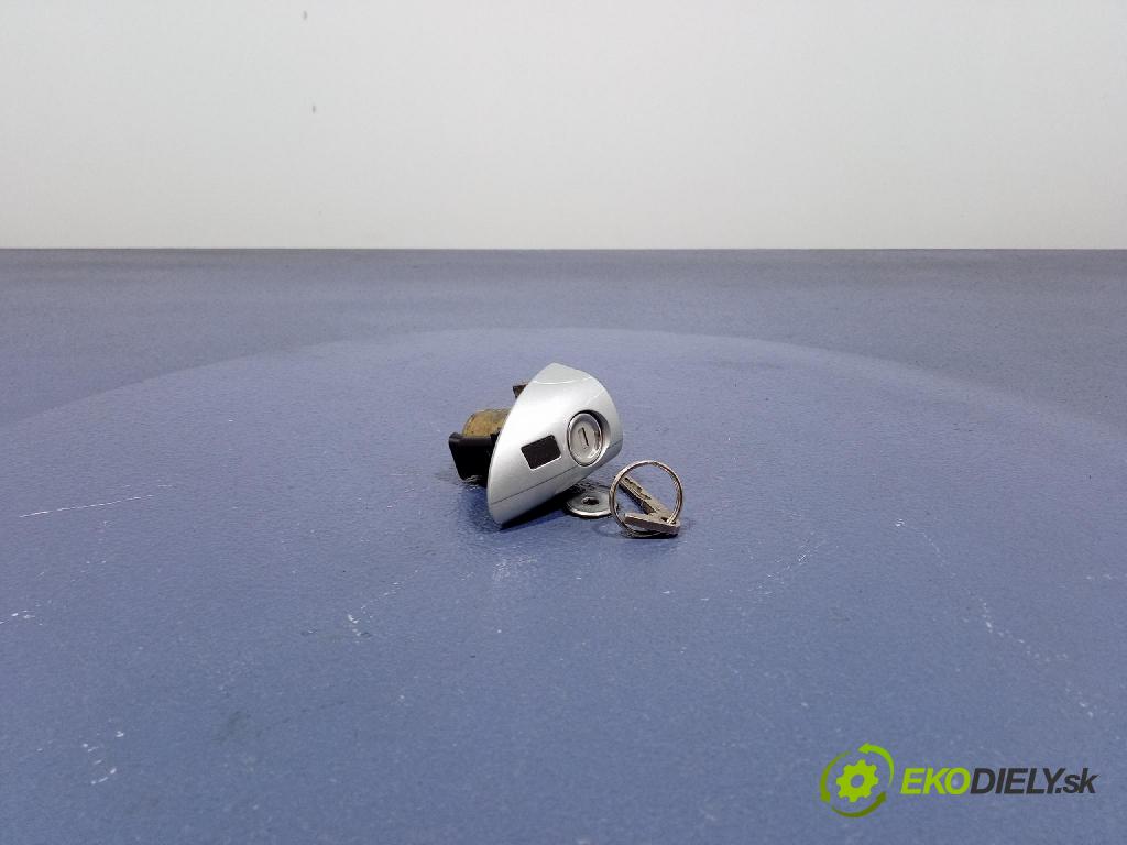 Mercedes A-Klasa 2005 zámek dveře před Levý: