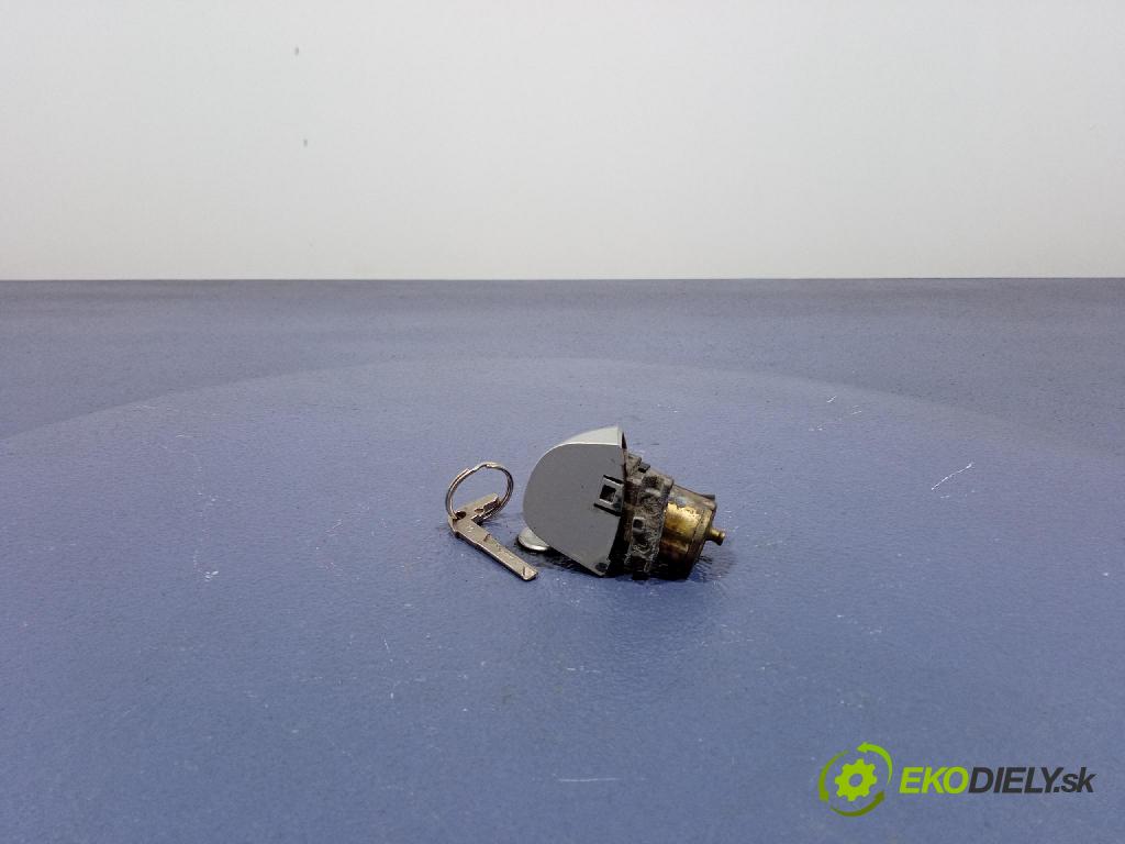 Mercedes A-Klasa 2005 zámek dveře před Levý: