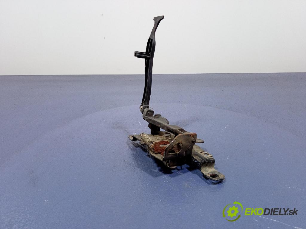 Mercedes A-Klasa 2005 zámok masky: A1698800460