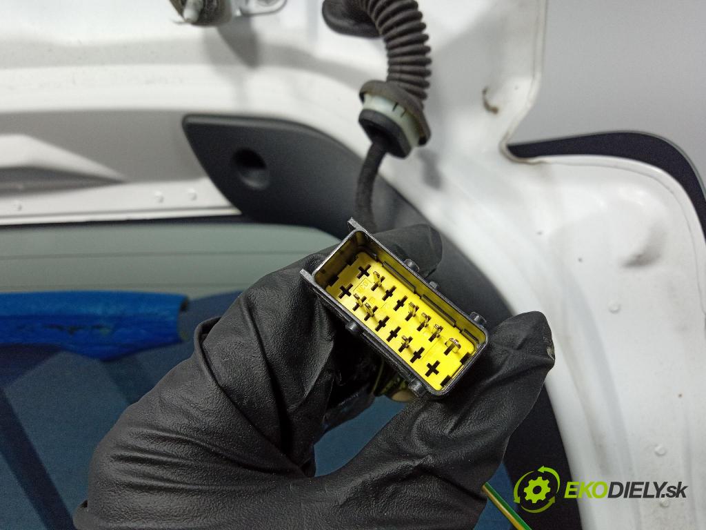 Peugeot 208 2017 zadna dveře kufra: kufra: 