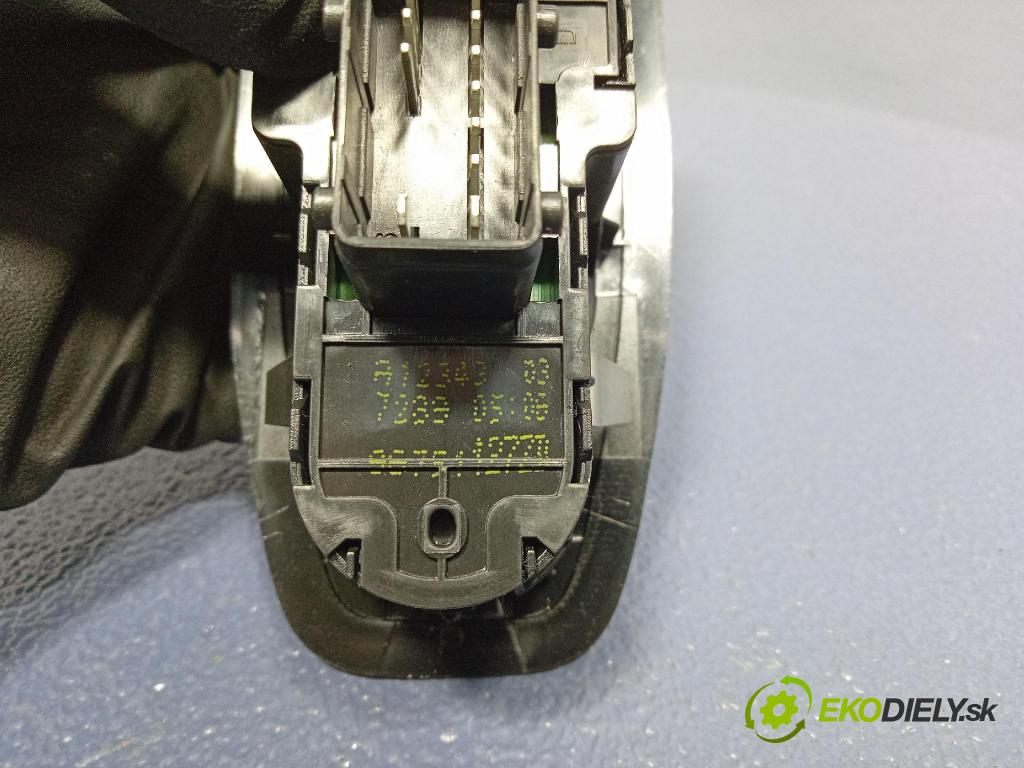 Peugeot 208 2017 prepínač Okná: 96751127ZD