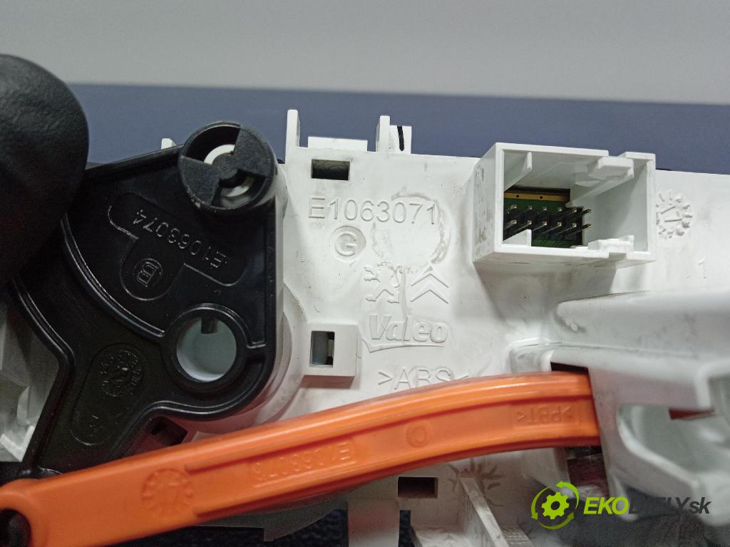 Peugeot 208 2017 prepínač Klimatizácia: Prúd vzduchu: E1063071