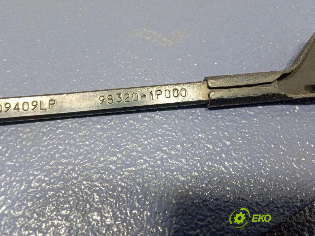 Hyundai Ix20 2011 Paže: Stěrače: před W000009404