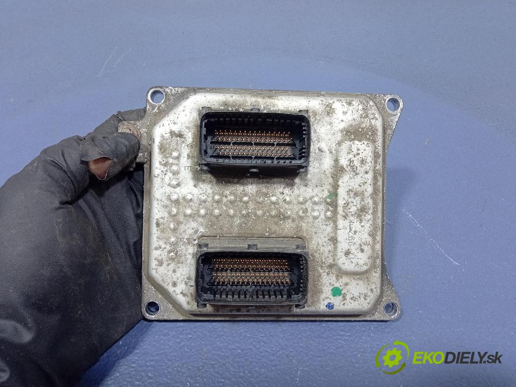 Opel Zafira 2006 řídící jednotka Motor: 12992406